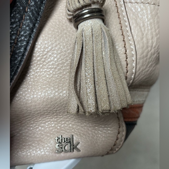 The Sak Kendra Pebbled Leather Hobo Shoulder Bag in Light Beige with Black Trim - Picture 6 of 13